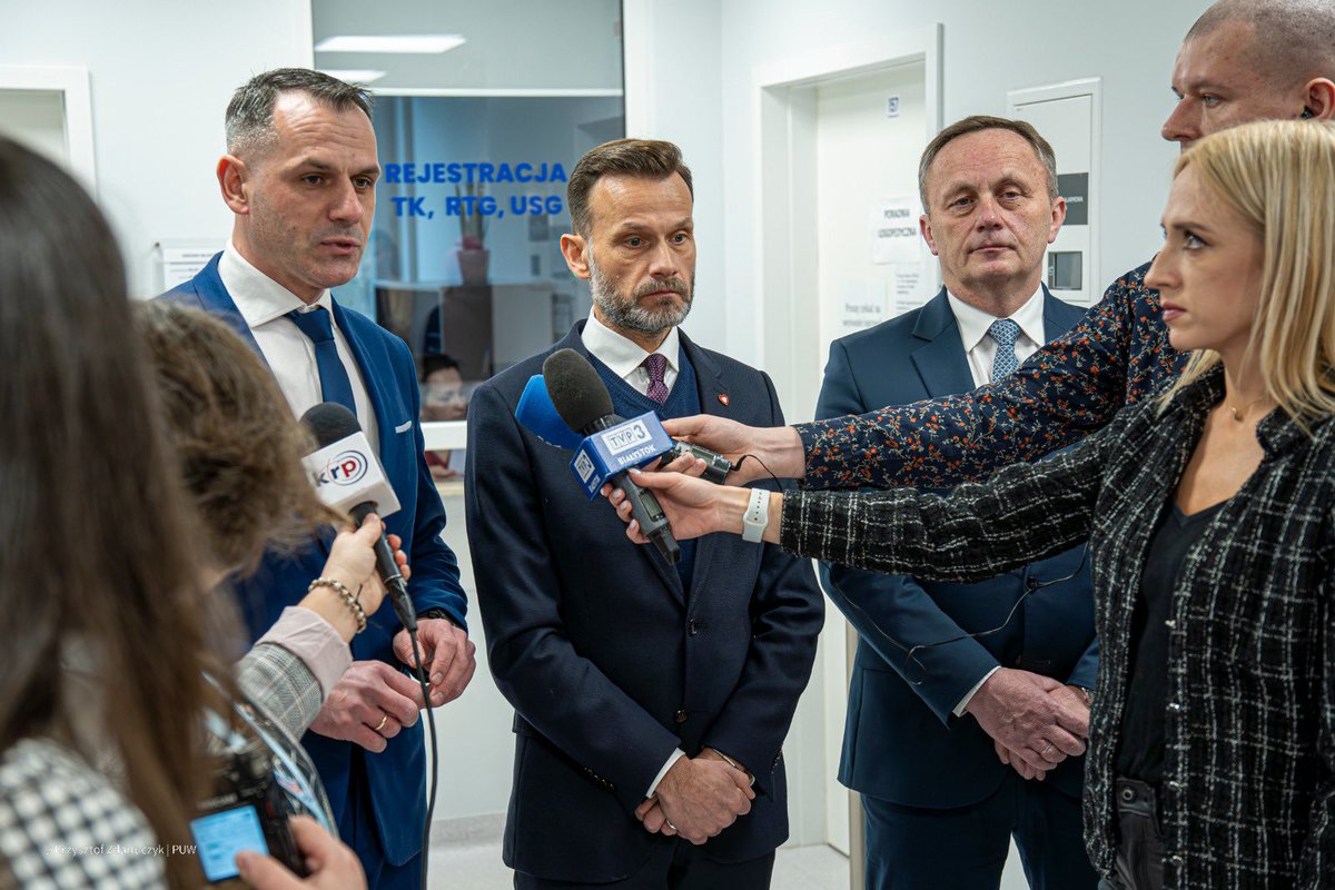 PodlaskiUW's tweet image. 🏥 W SPZOZ w Siemiatyczach jeszcze w tym roku może być uruchomiony Szpitalny Oddział Ratunkowy. Taką decyzję podjęła Minister Zdrowia Izabela Leszczyna. O tym, jak wpłynie to na działalność systemu Państwowego Ratownictwa Medycznego w regionie, mówił Wojewoda Jacek Brzozowski.