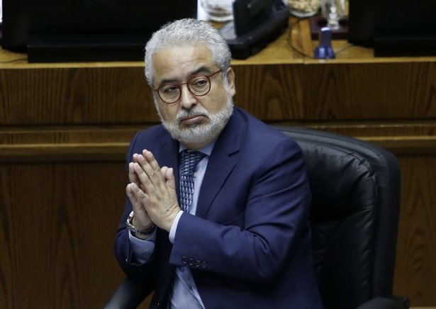 LuisMesina1's tweet photo. Mientras tanto, nos olvidamos de las víctimas de la tragedia en Viña del Mar.
Nos olvidamos de Luis Hermosilla que llamaba a quemar el Servicio de Impuestos Internos.  
No hablamos más de ello. 
Ahora todo el foco es Piñera.
La TV chilena no cumple ningún rol social. No informa, manipula. 
Exacerba el morbo.