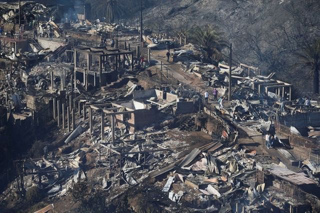 LuisMesina1's tweet photo. Mientras tanto, nos olvidamos de las víctimas de la tragedia en Viña del Mar.
Nos olvidamos de Luis Hermosilla que llamaba a quemar el Servicio de Impuestos Internos.  
No hablamos más de ello. 
Ahora todo el foco es Piñera.
La TV chilena no cumple ningún rol social. No informa, manipula. 
Exacerba el morbo.