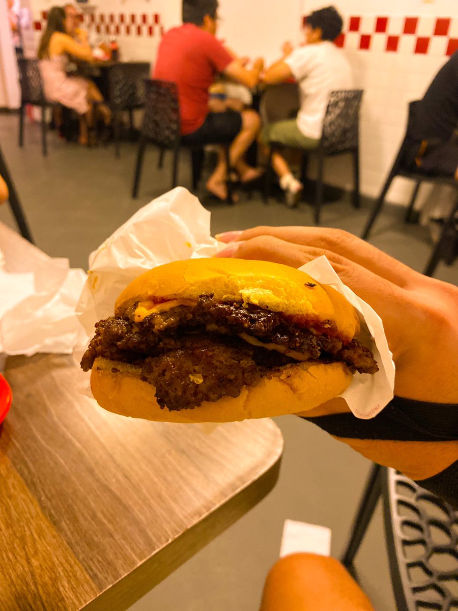 ral_acua's tweet photo. Recomendación de la semana: Vayan a probar las hamburguesas de Billy Smash este local acaba de abrir en el barrio Las Mercedes tienen combos de Burguers con papas y gaseosa desde 42000 y son deliciosas! Están de martes a domingo de 19 a 00 recomendado! 🍔😮‍💨 https://t.co/aqQ6PaPS3r