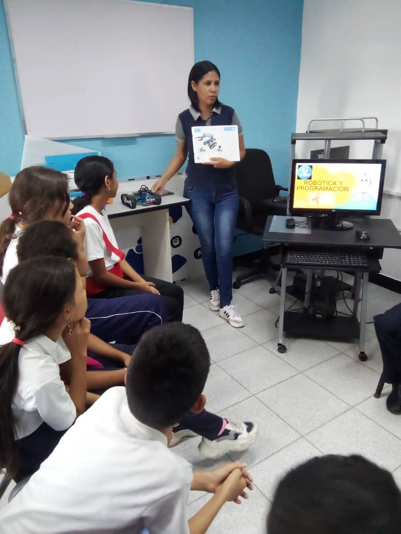 dpkeliz's tweet photo. Por12 Nuevas Brisas, impulsando la Robótica desde nuestros espacios. #CienciaParaLaVida #7TEnUnionYEsfuerzo #JuntosPorLaPaz @Gabrielasjr @activosenred @larosainfov @elviraguedez https://t.co/LKGYw7evbN