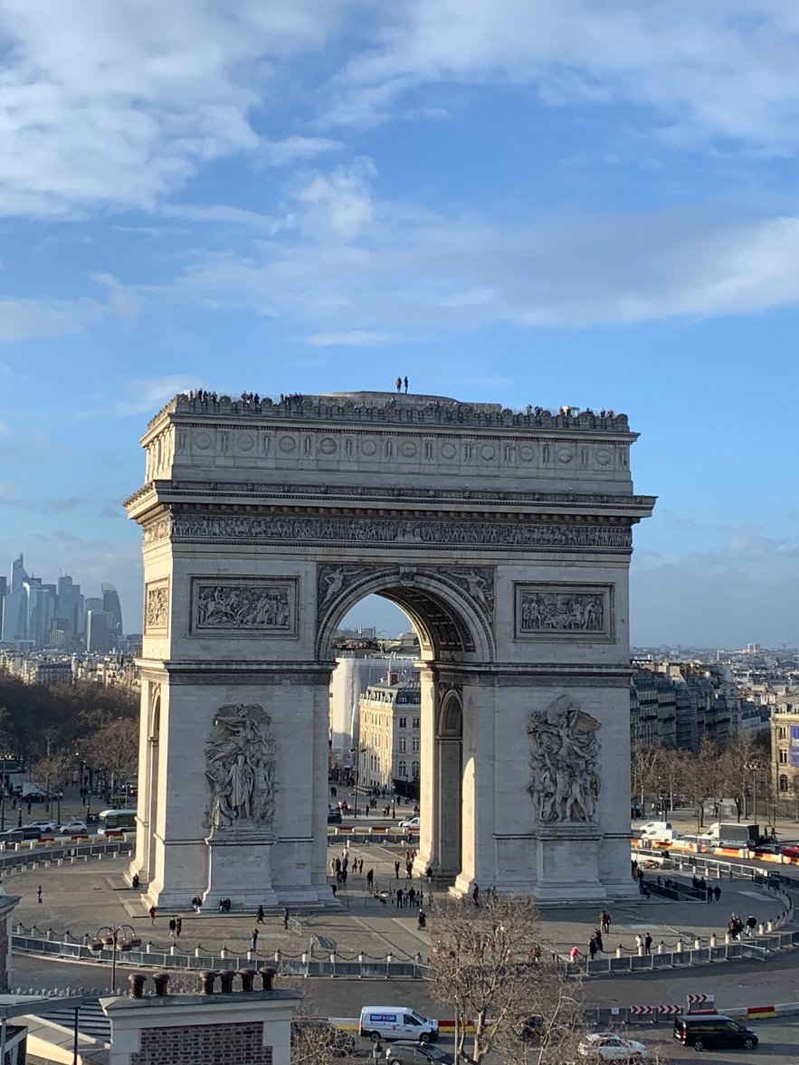 #jeudiphoto 📸 On prend un peu de recul pour pouvoir admirer l'Arc de triomphe, des pieds à la tête (presque dans les nuages😶‍🌫️) Quelle idée de construire un tel #monument sur une place au coeur de la #capitale 🤔 --> Pour savoir, plongez dans l'histoire paris-arc-de-triomphe.fr/decouvrir/gene…