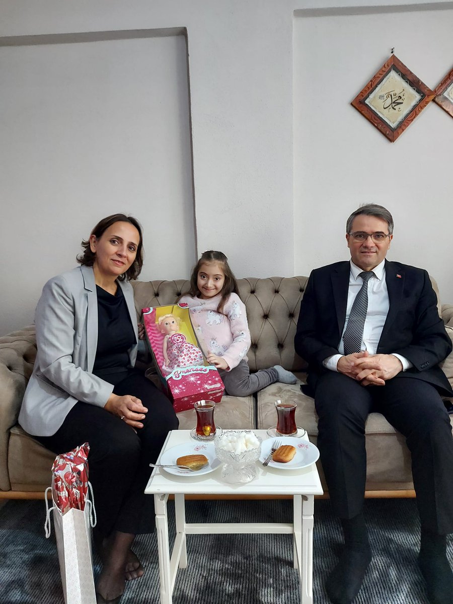 Kaymakamımız <a href="/metin_esen/">metinesen</a> ,Eşi Hacer ESEN ile birlikte Serebral Palsi rahatsızlığı olan ilkokul 2.Sınıf öğrencisi Havvanur OZAN'ı evinde ziyarette bulundu.