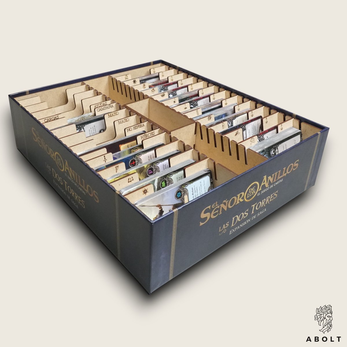 abolt_es's tweet photo. Tenemos una nueva incorporación a la familia LCG ESDLA, el inserto para la expansión Las Dos Torres. Con huecos para las cartas enfundadas con separadores personalizados.
#ESDLA #LCG #inserto #boardgame #bgg
 Se entrega ya montado y listo para su uso. https://t.co/vmlwKJvUqV