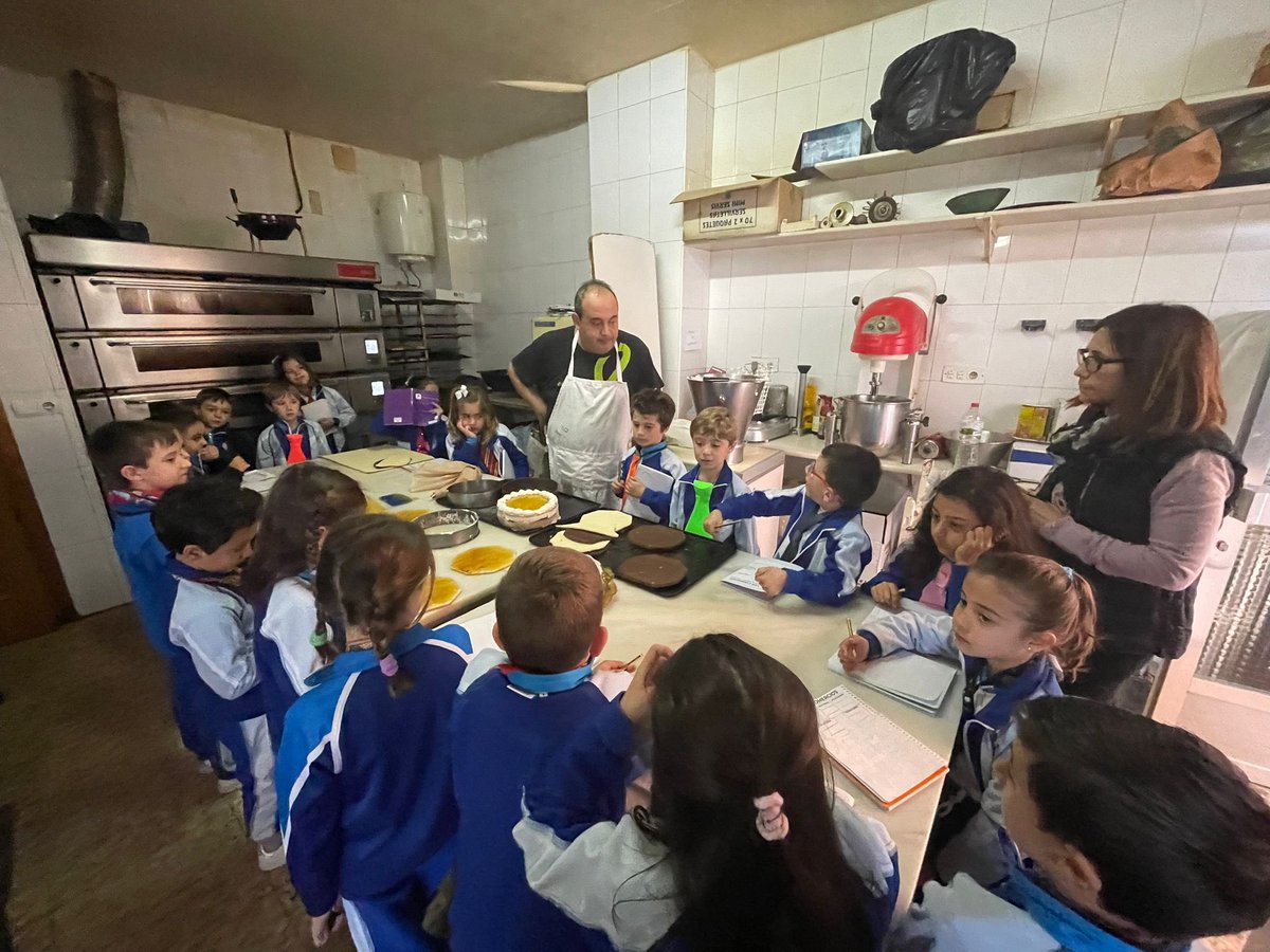 ConsolacionOnda's tweet photo. Los alumnos de 1.° EP 🧒🏼👧🏻visitan diferentes comercios  🧑‍🍳👩‍⚕️👩🏻‍🌾 para saber un poco más sobre esos oficios y qué productos 🍓🍍🥦🥒🥬🥖🐟🍤venden. Además, han tomado nota en su libreta  📒 📝✏️de 🕵️ investigadores. #confía #ConsolaciónEduca #LosOficios https://t.co/H6OD3S4Vaf