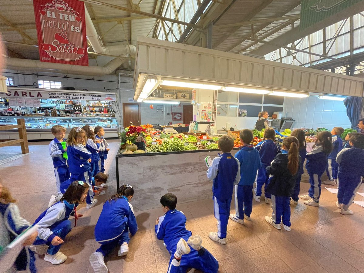 ConsolacionOnda's tweet photo. Los alumnos de 1.° EP 🧒🏼👧🏻visitan diferentes comercios  🧑‍🍳👩‍⚕️👩🏻‍🌾 para saber un poco más sobre esos oficios y qué productos 🍓🍍🥦🥒🥬🥖🐟🍤venden. Además, han tomado nota en su libreta  📒 📝✏️de 🕵️ investigadores. #confía #ConsolaciónEduca #LosOficios https://t.co/H6OD3S4Vaf
