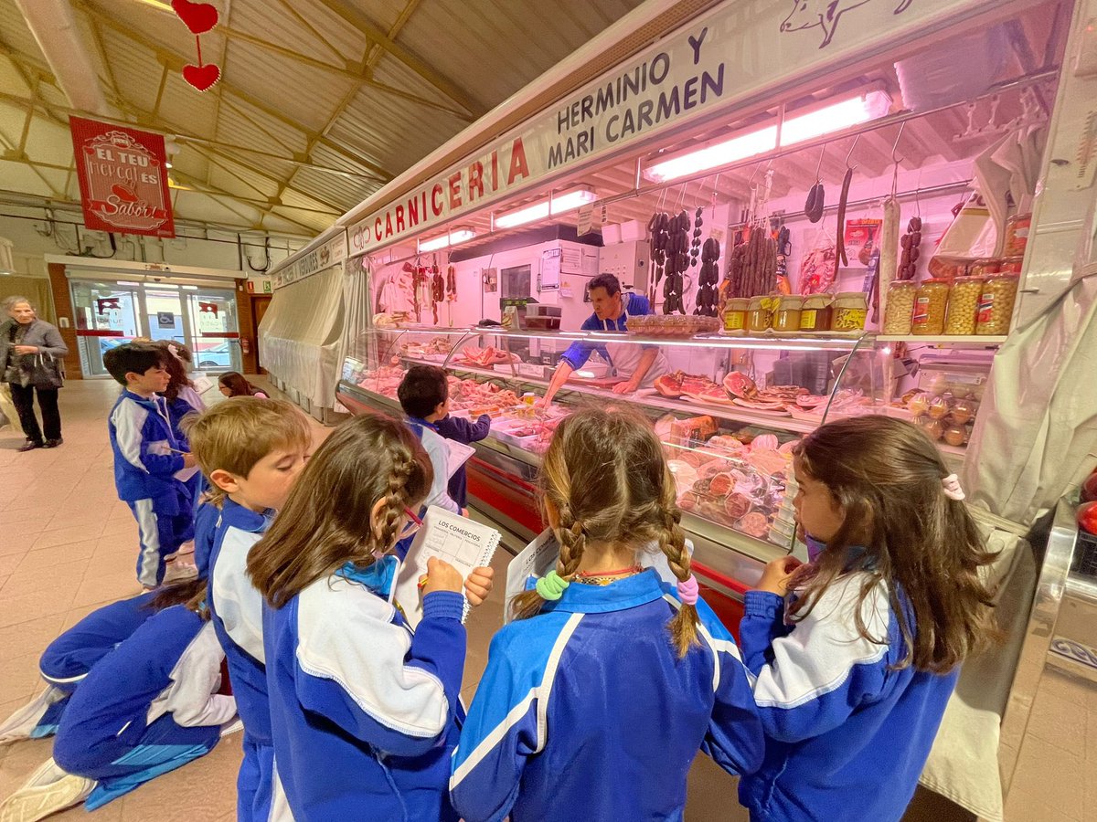 ConsolacionOnda's tweet photo. Los alumnos de 1.° EP 🧒🏼👧🏻visitan diferentes comercios  🧑‍🍳👩‍⚕️👩🏻‍🌾 para saber un poco más sobre esos oficios y qué productos 🍓🍍🥦🥒🥬🥖🐟🍤venden. Además, han tomado nota en su libreta  📒 📝✏️de 🕵️ investigadores. #confía #ConsolaciónEduca #LosOficios https://t.co/H6OD3S4Vaf