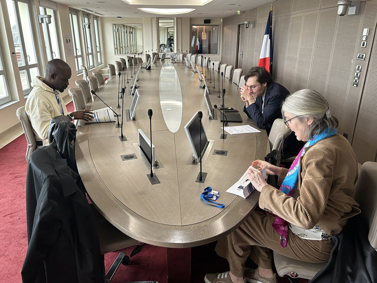 Niintche's tweet photo. Deuxième rencontre de la journée au Ministère du travail de la santé et des solidarités de la France.

❌Non au report des élections 
❌Non au prolongation du mandat de Macky Sall 
❌Non au dialogue 
✅Oui pour des élections présidentielles libre et transparente le 25 février 
#Gassi 
#FreeSenegal