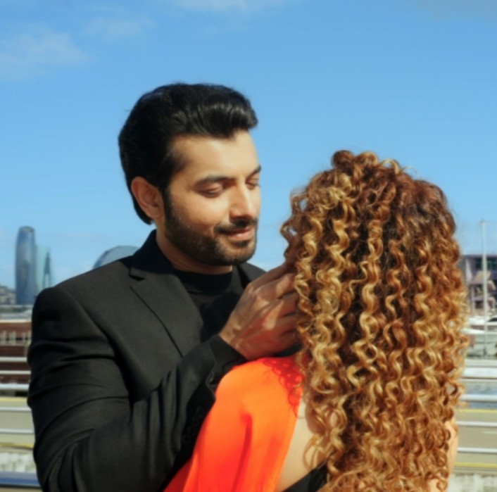 smarmy006's tweet photo. LOVE &amp; LATTE 🌟ing #SharadMalhotra  is out now.
Go n watch A Full Love Story in 4 minutes ❤️ 
Sharad is always a Visual treat 🔥😍
I swear koi b Aisa hot Cafe worker nhi dekha hoga Aaj Tak 😉🔥

Song link 👇
https://t.co/NCMMSfMX7x https://t.co/lledQxH7ku