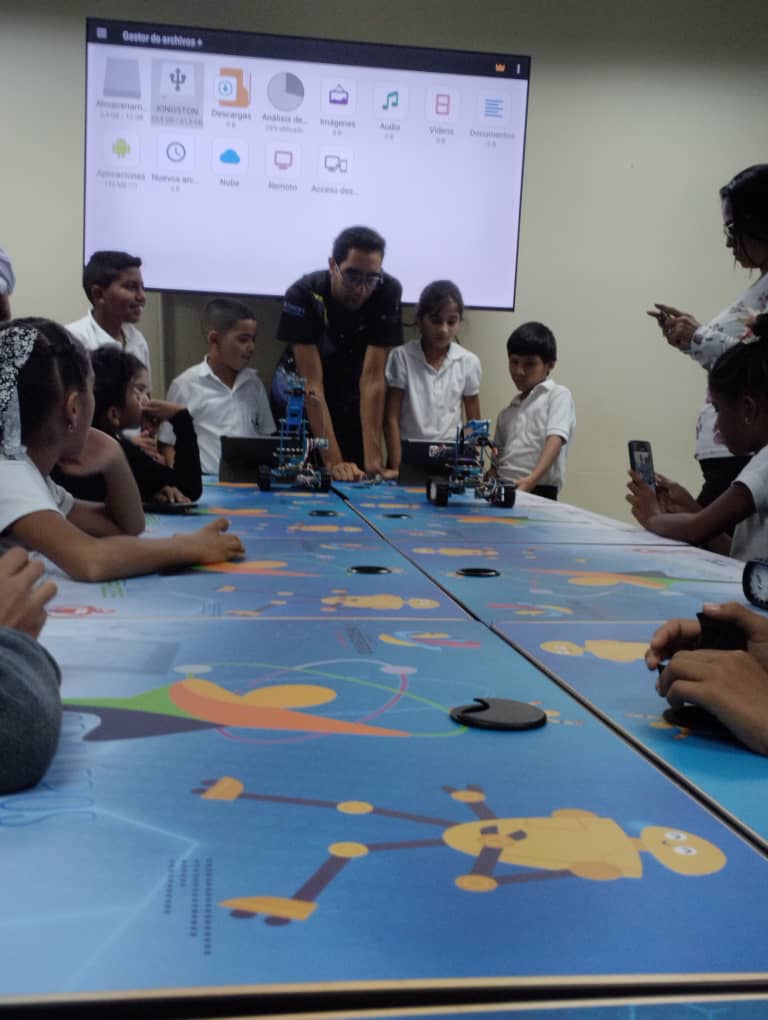 Sotbenj's tweet photo. Desde el Núcleo de Robótica de Cañaveral en @YAR15Mg, niños, @SemillerosC_ de 5to Grado de la E.B. República de Nicaragua, reciben formación sobre "Robótica Educativa" impartido por @Chkhaki

#7TEnUniónYEsfuerzo
¡Vamos!
@Gabrielasjr
@JustoSf
@LarosaInfove
@InfocentroOce https://t.co/nGPvKMmT5U