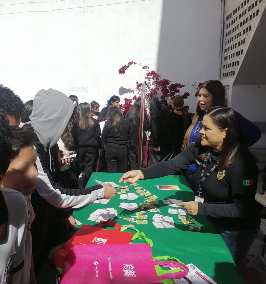 sspdgo's tweet photo. En Colegio Insurgentes, #ProgramaEsmeralda participó en “Feria de la Salud” dirigido a alumnos de secundaria y preparatoria, donde dieron a conocer 089 y 911, exhortando a jóvenes a hacer uso responsable de los números de emergencias, ya que una llamada puede salvar una vida. https://t.co/TmAIBg7k8C