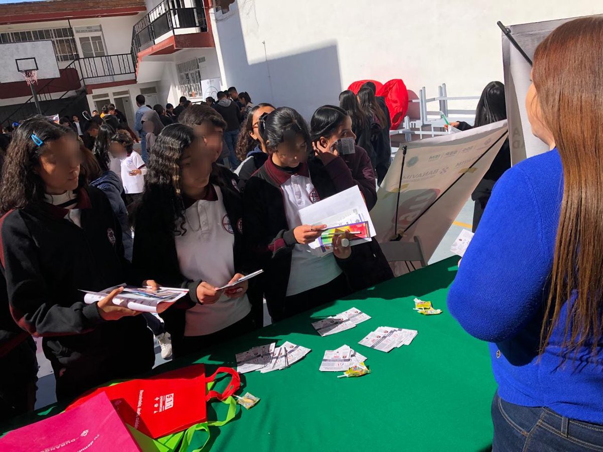 sspdgo's tweet photo. En Colegio Insurgentes, #ProgramaEsmeralda participó en “Feria de la Salud” dirigido a alumnos de secundaria y preparatoria, donde dieron a conocer 089 y 911, exhortando a jóvenes a hacer uso responsable de los números de emergencias, ya que una llamada puede salvar una vida. https://t.co/TmAIBg7k8C