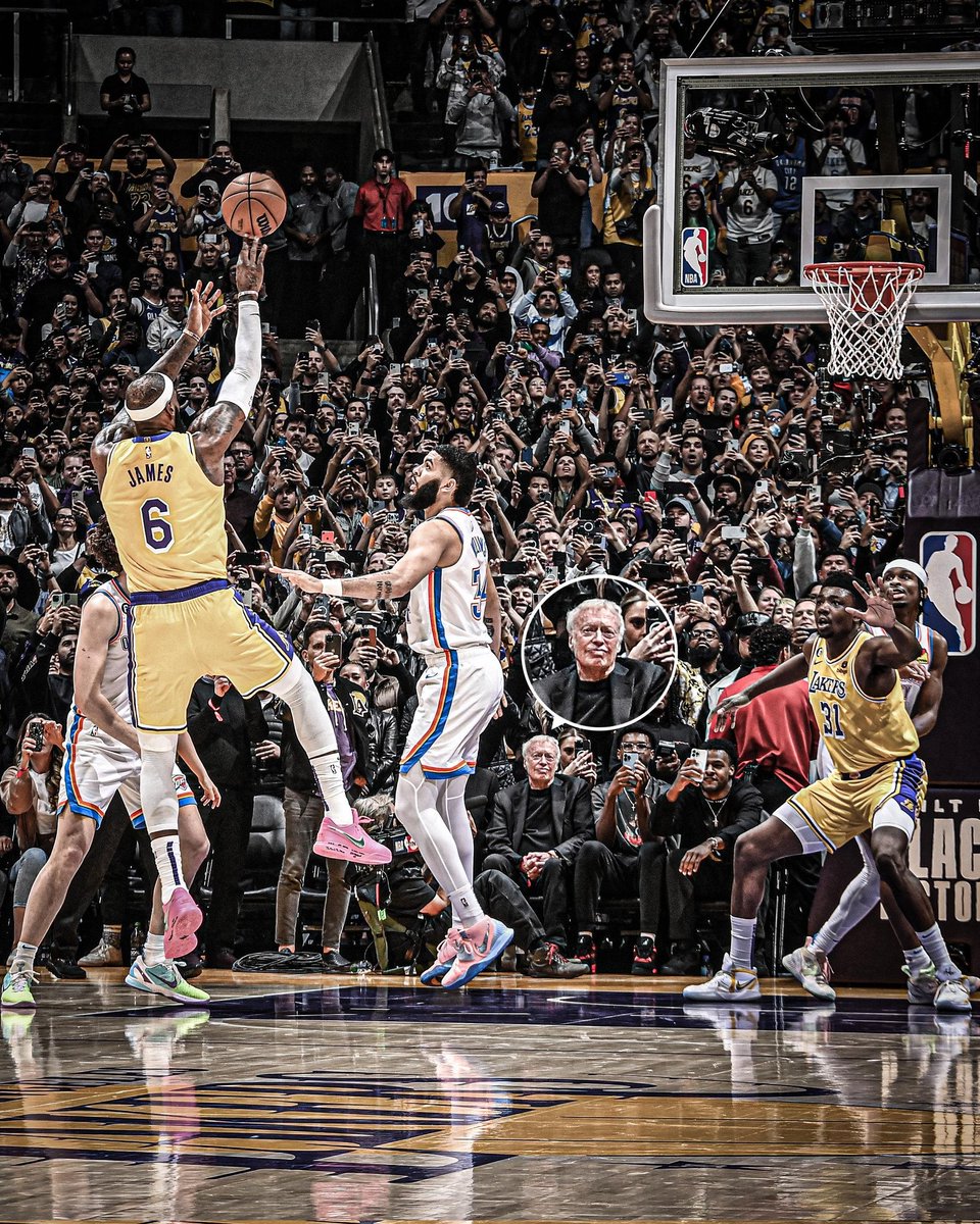 1 ano do recorde de LeBron James 

Não tem como não lembrar dessa foto

LeBron no fadeaway,  clássico 

Thomas Bryant pedindo a bola

Todo mundo com o celular gravando e só  o Phil Knight, fundador da Nike, apreciando somente com os olhos