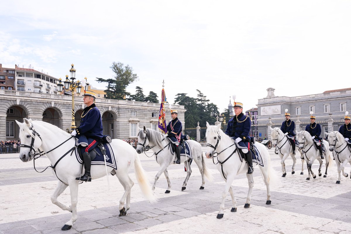PatrimNacional's tweet photo. 🥰 ¡Así lucía hoy la Plaza de la Armería!

🏰El #PalacioReal de #Madrid ha acogido, como el primer miércoles de cada mes, el Relevo solemne de la Guardia Real.

⁉️ ¿Sabías que esta ceremonia se remonta a los reinados Alfonso XII y Alfonso XIII? En esa época se realizaba a diario. https://t.co/r3l6UKaKOZ