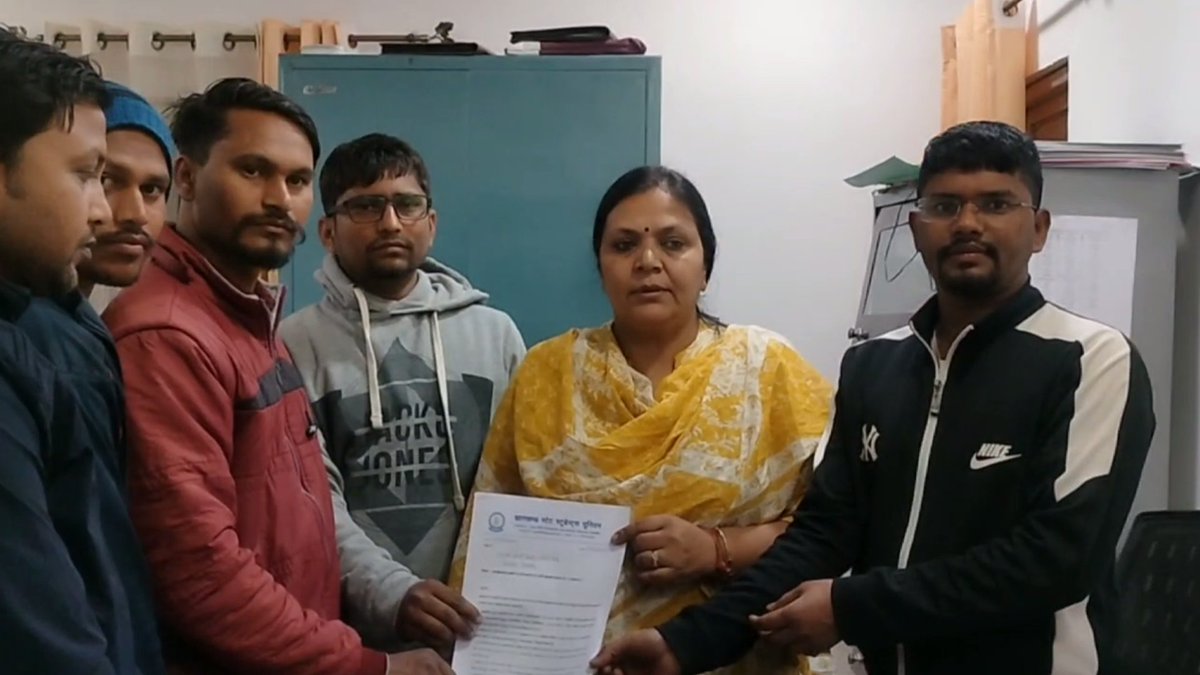 StudentFighter3's tweet photo. माननीय  वर्तमान विधायक श्री मति दीपिक�� पाण्डे को #JSSC_CGL में हुए पेपर लीक धांधली और बेगुनाह झारखंडी मूलनिवासी आदिवासी छात्रों पर हुए एफआईआर को वापस लिया जाए के संबंध में बात हुआ
@Dipikapandeysingh
@JharkhandCMO 
@airnewsalerts 
@ZeeNews 
@BBCWorld 
@DDNewslive 
@BBCWorld https://t.co/cTQDdVq38o