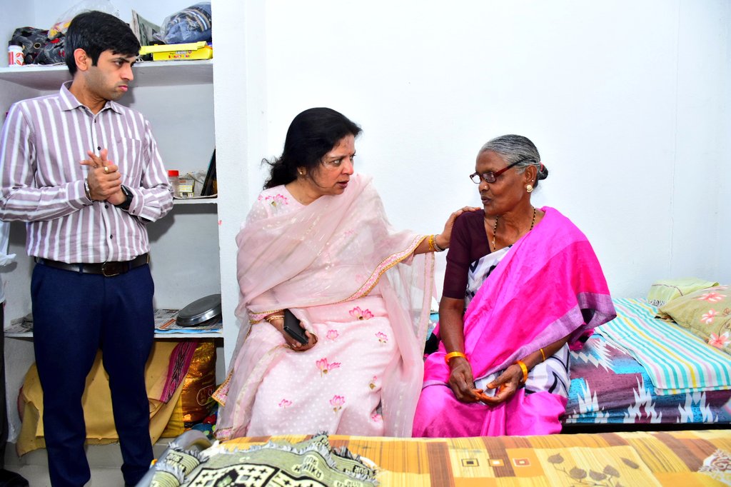 తంగళ్ళపల్లి మండలం మండెపల్లి గ్రామంలోని వృద్ధాశ్రమాన్ని సందర్శించి, ఆశ్రయం పొందుతున్న వయోవృద్ధులతో మాట్లాడి, యోగ క్షేమాలు తెలుసుకున్న రాష్ట్ర మహిళా, శిశు సంక్షేమ శాఖ కార్యదర్శి శ్రీమతి వాకాటి కరుణ గారు.

<a href="/TelanganaCMO/">Telangana CMO</a> <a href="/IPRTelangana/">IPRDepartment</a> <a href="/Collector_RSL/">CDM_RajannaSircilla</a> @GouthamiPoojari