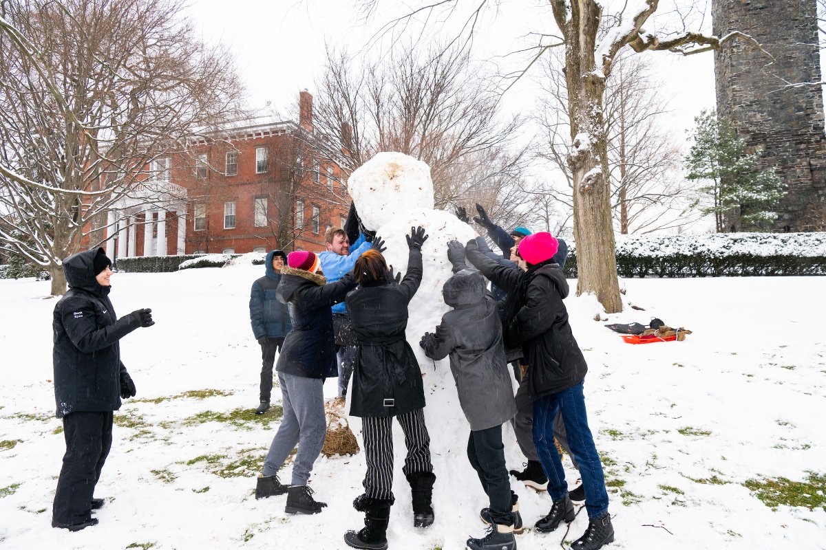 Tufts students love to collaborate in and outside of the classroom—especially if it's to build a giant snowman! ☃️