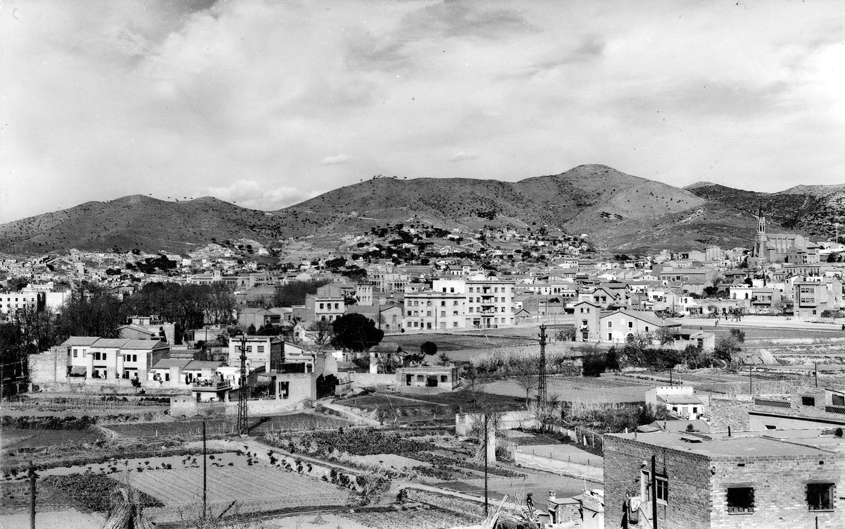 MColomenca's tweet image. ⚠️Comencem una nova secció de fotografía en aquest blog!

📸🏡Avui us deixem una foto de Santa Coloma de Gramenet des de l’actual barri de Santa Rosa, a principis de la dècada de 1930. 

Font: Col·lecció Rita Edo Garcia.Arxiu d’Imatges del Museu Torre Balldovina