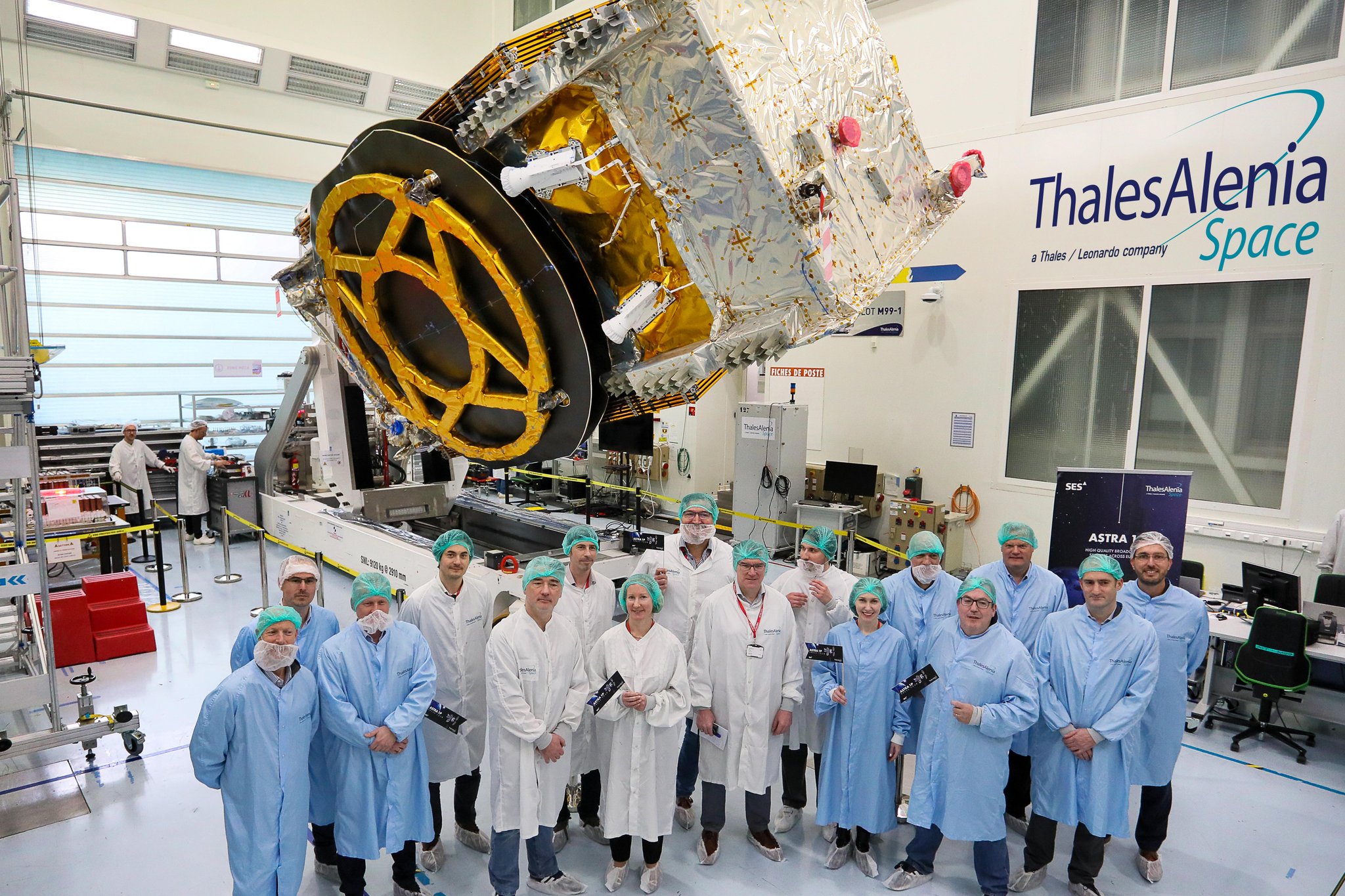 Thales Alenia Space в X: „Honored to have welcomed a delegation of  journalists who came to see ASTRA 1P, a high tech space jewel, in our clean  rooms of Cannes. Satellite based