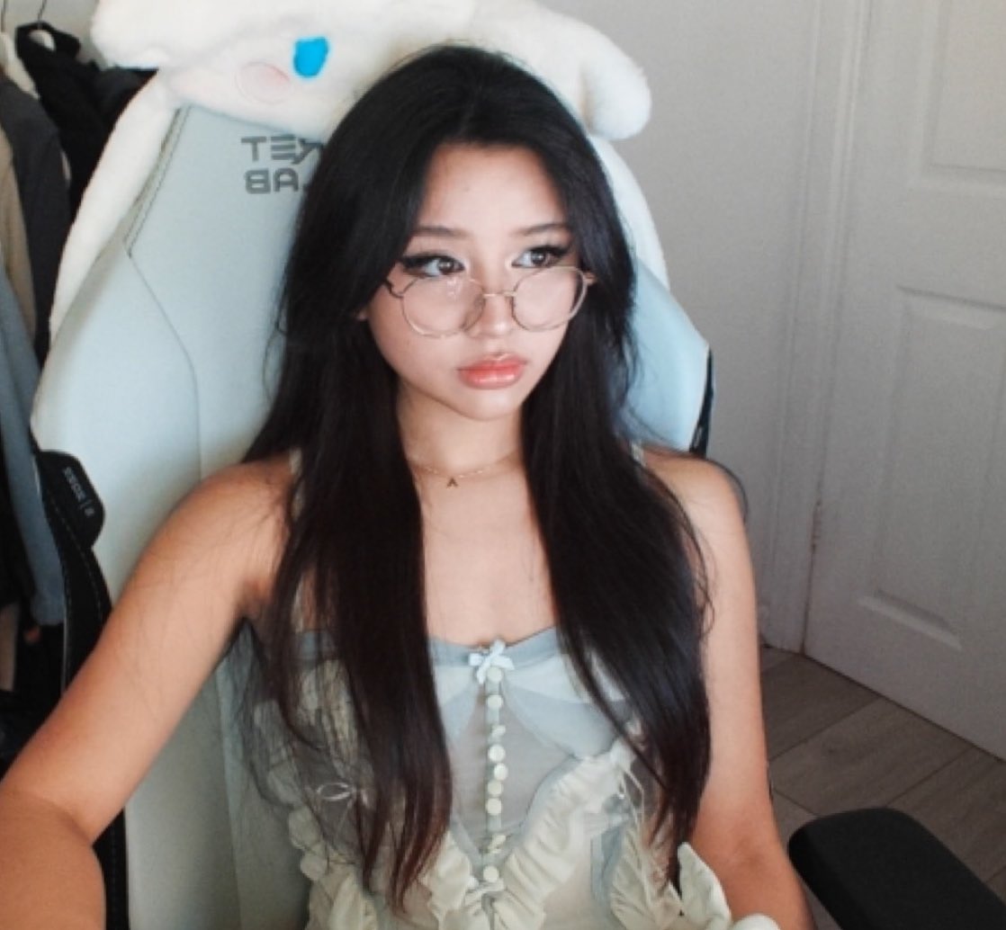 ermm valo then art then drinking shots for customs :p twitch.tv/ashlyne