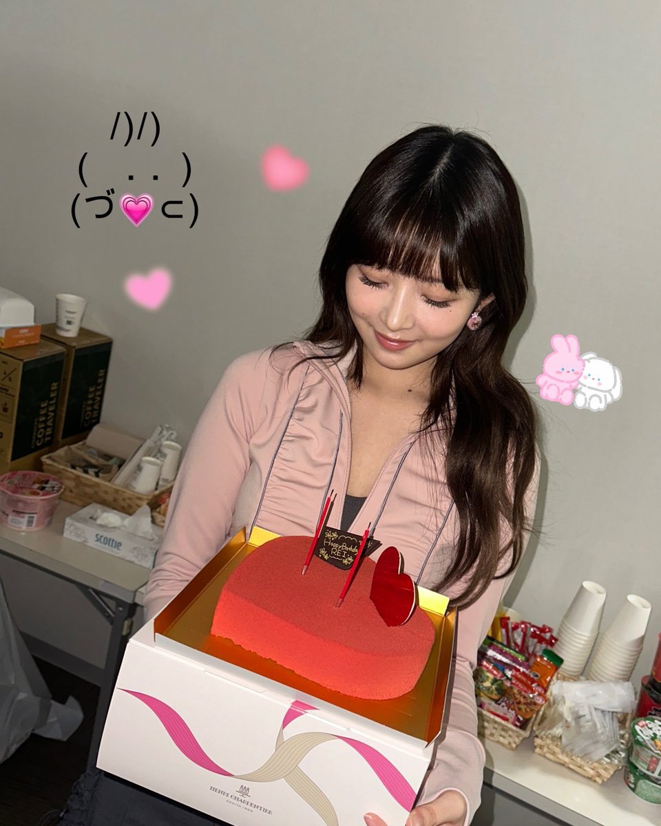 selamat ulang tahun untuk gadis kupu-kupuku 🦋💗 ini foto yang aku ambil tadi disaat rei mendapatkan kuenya! <3