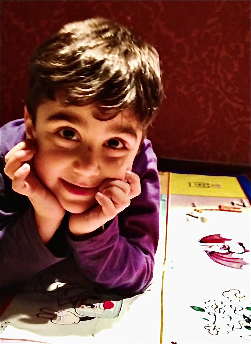 “Şimdi açsam pencereyi beklesem
Sen gelsen
Olmaz ya hani geliversen
Hiçbir şey sormasan
Hiçbir şey söylemesen
Böyle baksan gözlerime
Sussam
Sussan
Sussak.
Susuşların anlattığını dinlesek
Sırt sırta otursak
Katılasıya ağlasak
Sormasak birbirimize sebebini
Sarılsam
Sarılsan