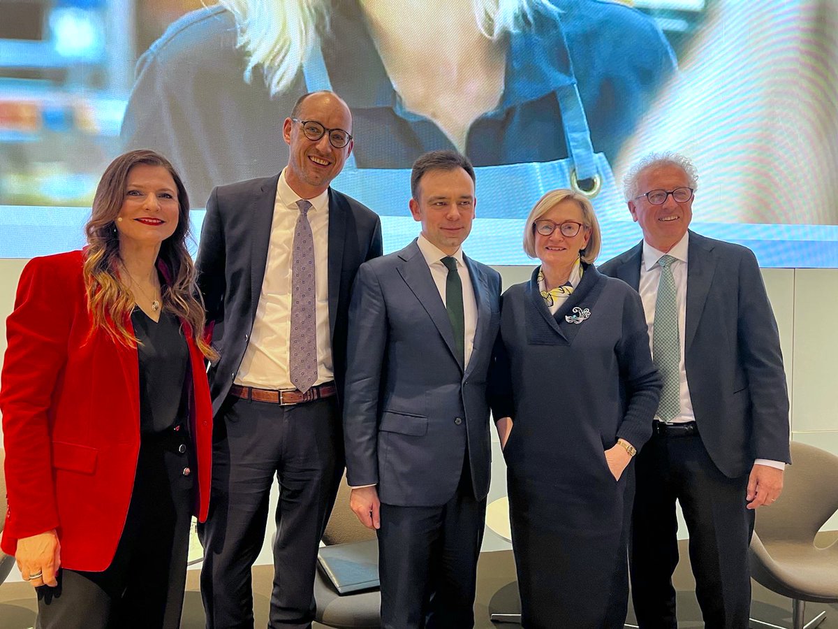 The time is now, and the time is right, to deepen our #CapitalMarketsUnion. We need strong political commitment to get beyond the short-term national perspective.

Speaking on EU competitiveness today with
@GelsoVigliotti, @vincent_v_p, @pierregramegna, @Domanski_Andrz

#EIBForum