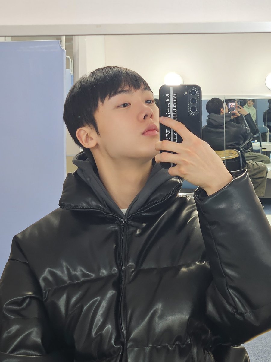 offclASTRO's tweet photo. 곧 있으면 첫공🌟
로하 오늘도 고생했어요 잘자요💜
おやすみなさい~~😴😴 https://t.co/f9gRW9eTRb