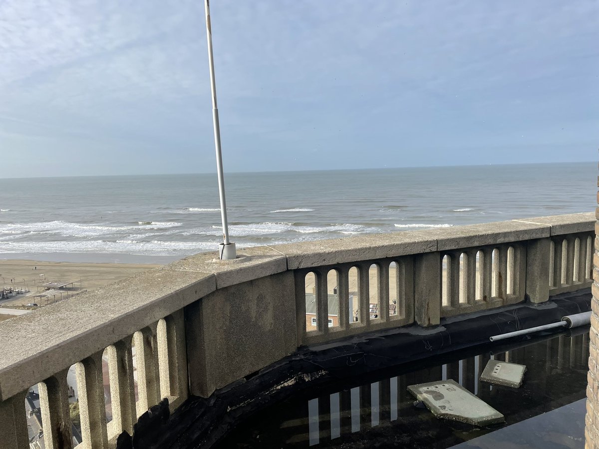 Laatste kans om Watertoren van Zandvoort te bezoeken. Samen met collega-wethouder Gertjan Bluijs. Binnenin de toren tekenen van historie. Maar ook van de ouderdom inclusief scheuren in de muren. Komende dagen de eerste werkzaamheden voor de transformatie naar appartementen erin.