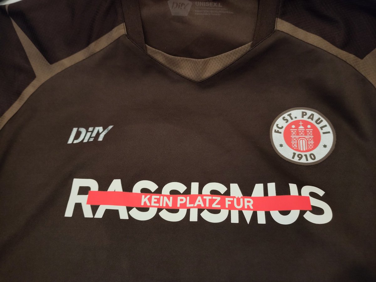HeynertJosef's tweet photo. Da ich in der #Fitte heute 2mal (positiv) auf mein Shirt angesprochen wurde, poste ich das hier mal.
Kommentare u.a. "Krass / hätte ich hier in #Dresden nicht mit gerechnet / gut, daß du das machst"
Ich glaube, es ist wichtig, Haltung in den Alltag hinein zu tragen - gerade hier https://t.co/JPnf6gVSsI