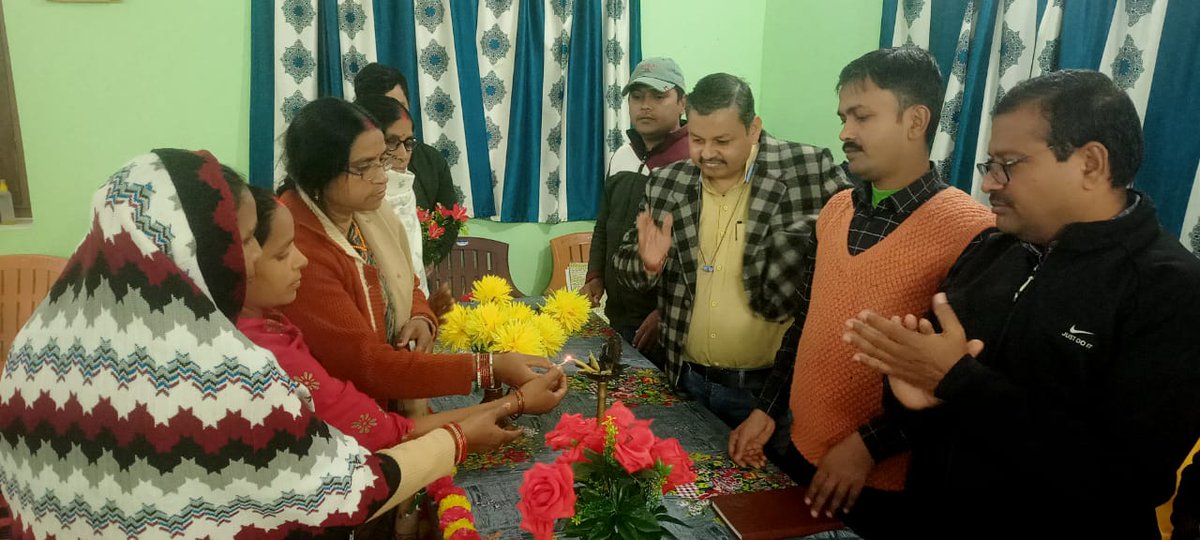 brlps_rohtas's tweet photo. BPIU राजपुर मे सामुदायिक संवाद कार्यक्रम का शुरुआत Mgr IBCB,Mgr HN,TO cum Mgr HR I/C जीतेन्द्र सर,BPM सुधांशु तेज गौरव तथा CLF OB मेंबर के द्वारा संयुक्त रूप से दीप प्रज्वलित कर किया गया.
@brlps_jeevika 
@PrasannKumar12 https://t.co/MlePBka4Br