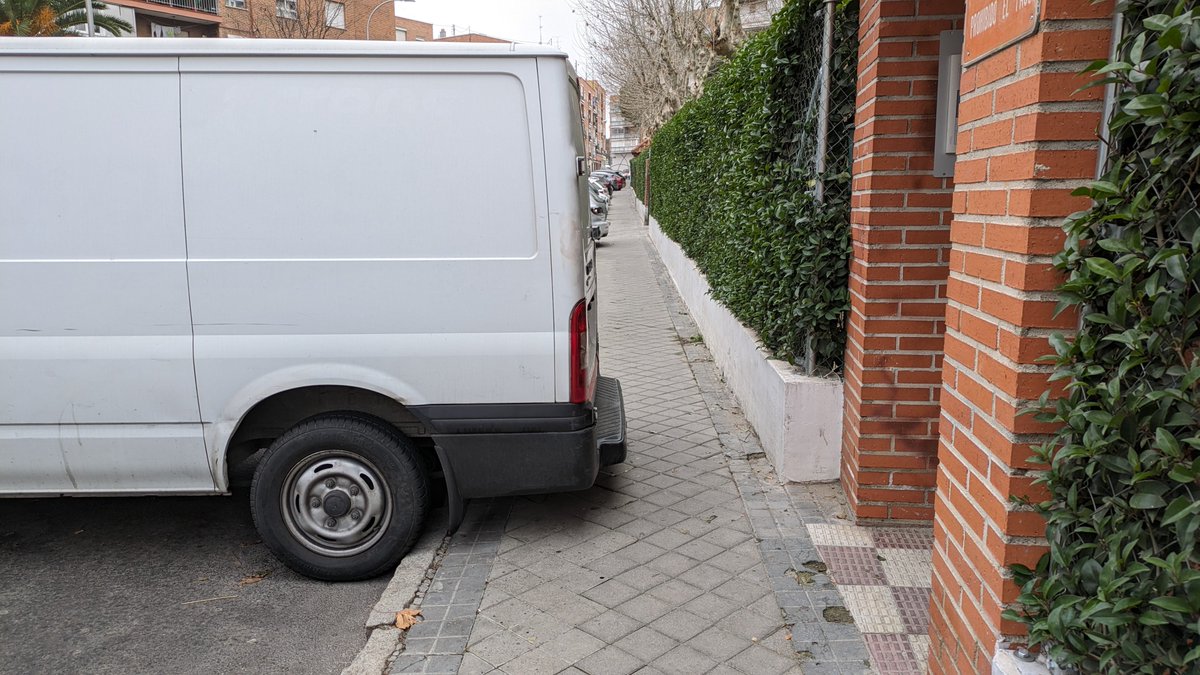 euklidiadas's tweet photo. Sí hoy has ido a mover tu furgoneta de trabajo aparcada tal que así y te has encontrado una multa, que sepas que si mañana aparcas así tendrás un total de dos multas, más otra por cada día que impidas el paso a una silla de ruedas.

🚐 💔👨🏼‍🦽 https://t.co/aDpBrUILkg