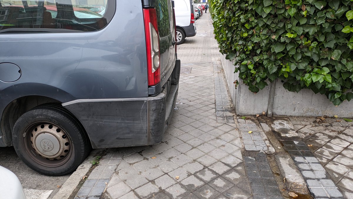 euklidiadas's tweet photo. Sí hoy has ido a mover tu furgoneta de trabajo aparcada tal que así y te has encontrado una multa, que sepas que si mañana aparcas así tendrás un total de dos multas, más otra por cada día que impidas el paso a una silla de ruedas.

🚐 💔👨🏼‍🦽 https://t.co/aDpBrUILkg