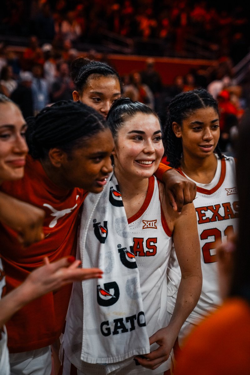 TexasWBB's tweet photo. this group is special 🤘

happy national girls &amp; women in sports day 🫶

#HookEm | #NGWSD https://t.co/cDY0c06Qt7