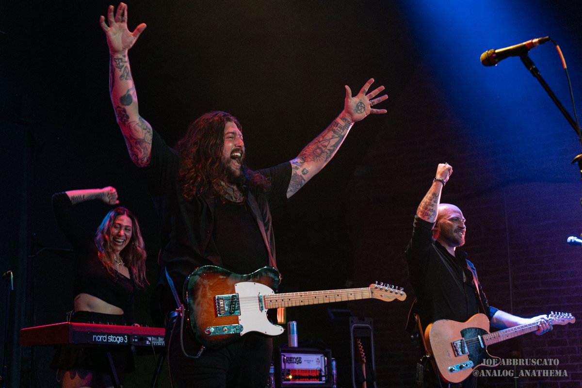 A cat should never be in a bag so we’re really glad it’s out of it! So many friends on this tour 😍 Thank you <a href="/frankturner/">Frank Turner</a> for getting us all together 
@bridgecitysin <a href="/micahtwocow/">micah schnabel</a> @vjspeckman