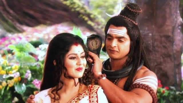 ....सत्ती के जलने के बाद उनके चारों ओर राख ही राख फैली हुई थी। सबकुछ भस्म हो गया था। लेकिन वो गुलाब अब भी ज्यों का त्यों था जिसे शिव ने प्रमोद के दौरान उनके बालों में लगाया था।

गुलाब को देखकर शिव ने उससे कहा "तुम नहीं जले?"
गुलाब रोता हुआ बोला "हे शिव! मैं प्रेम हूँ
1/4