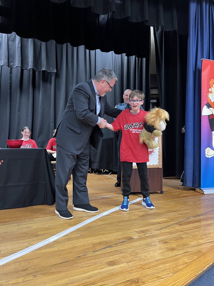 MsMac_35's tweet photo. Congratulations to the 5th Grade VMES @VMESMustangs DARE Graduates!! We are all excited for your continued journey &amp; the good choices you will make.Thank you Officers Flynn &amp; Murphy @BrickTwpPolice for providing this essential program to our students. @Brick_K12 @BrickSupt https://t.co/pNI23lS7x9