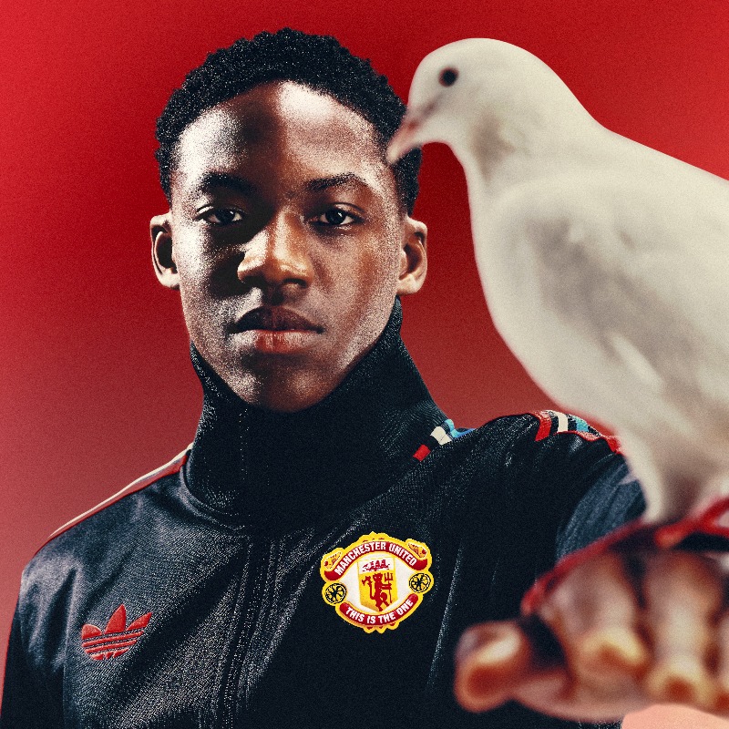 ManUtd's tweet photo. Intrinsically linked 🔴🍋

Shop the new @adidasFootball x United x @TheStoneRoses collection 👇

#MUFC