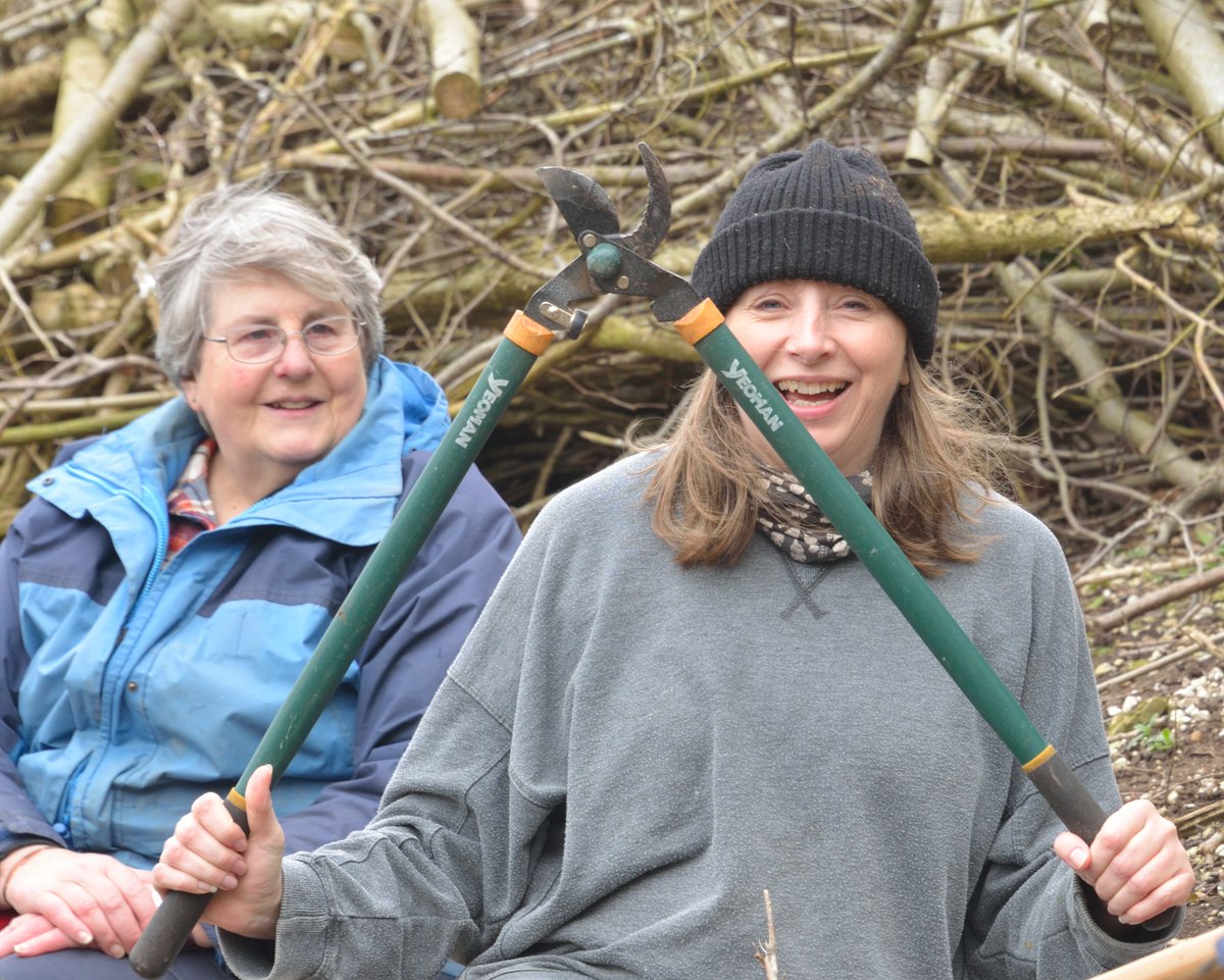 Break time for the @UpperThamesBC Aston Upthorpe work party on Sunday - coppicing on the Oxon Alps! A huge thank-you to the volunteers who came out and worked hard to help @savebutterflies