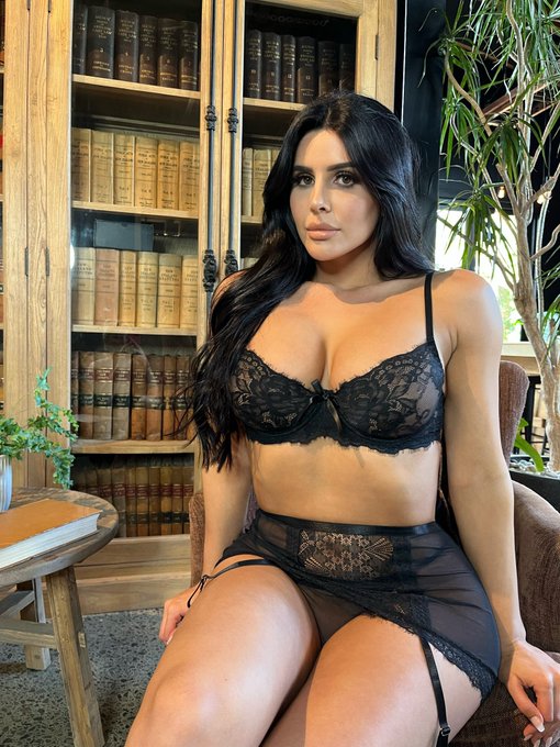 made for you 🖤 https://t.co/w4Ejz8XCQ4