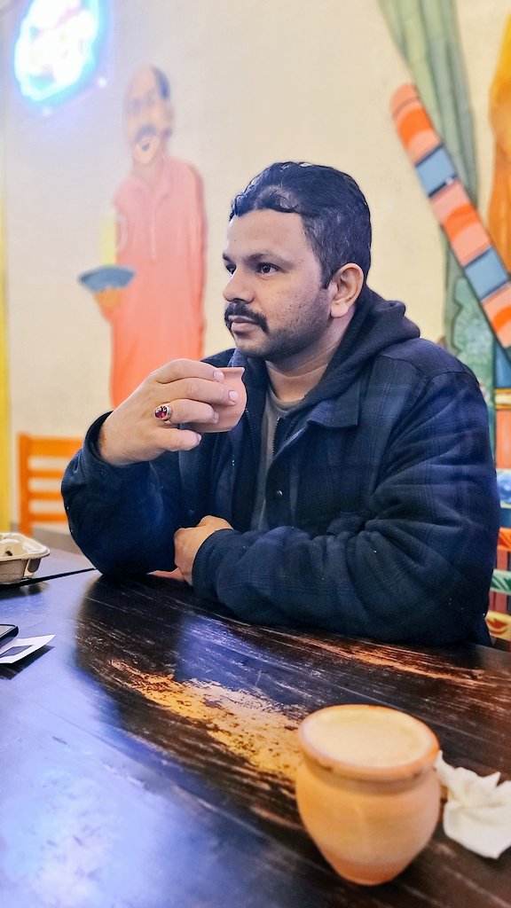کبھی کبھی...!!!
محسوس ہوتا ہے...!!!
لفظ بھی...!!!!
لمس رکھتے ہیں...!!!!
کوئی بات پڑھ کر...!!!
مُسکرا دینا...!!!!
اور کسی...!!!!
تحریر پر آنکھیں نم ہو جانا...!!!
کسی بات پہ دل کا دھڑکنا...!!!
اسی بات کی دلیل ہے...!!!
ہے ناں...!!!
لفظ بھی لمس رکھتے ہیں...!!!