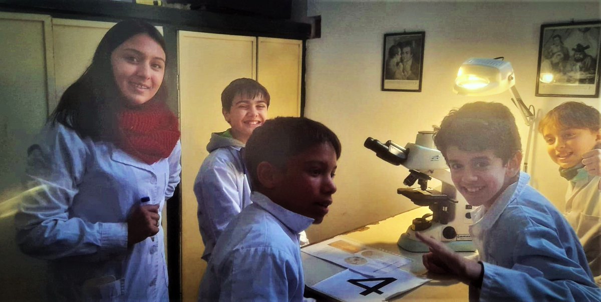 Hay muchas mujeres jóvenes que hacen Ciencia y la trasmiten a los mas pequeños Escuela Experimental Malvin. Stephanie Silva #mujeresinvestigauy <a href="/investigauy/">Investiga uy</a>  <a href="/StephSilvaJ/">Stephanie 🦋</a>