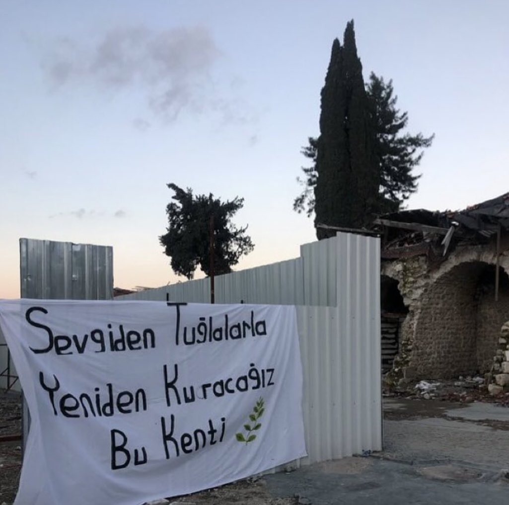 seherr_7's tweet photo. Sevgiden tuğlalarla yeniden kuracağız bu kenti 🥀 https://t.co/74lHVAEGEu