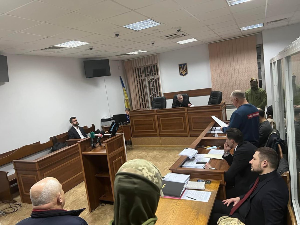 IrynaGerashche2's tweet photo. Триває судилище над Романом Червінським. Депутати «ЄС» готові взяти офіцера на поруки. Але він - заручник Банкової, тому вже більше півроку український герой в тюрмі. https://t.co/TFMBHChTf0