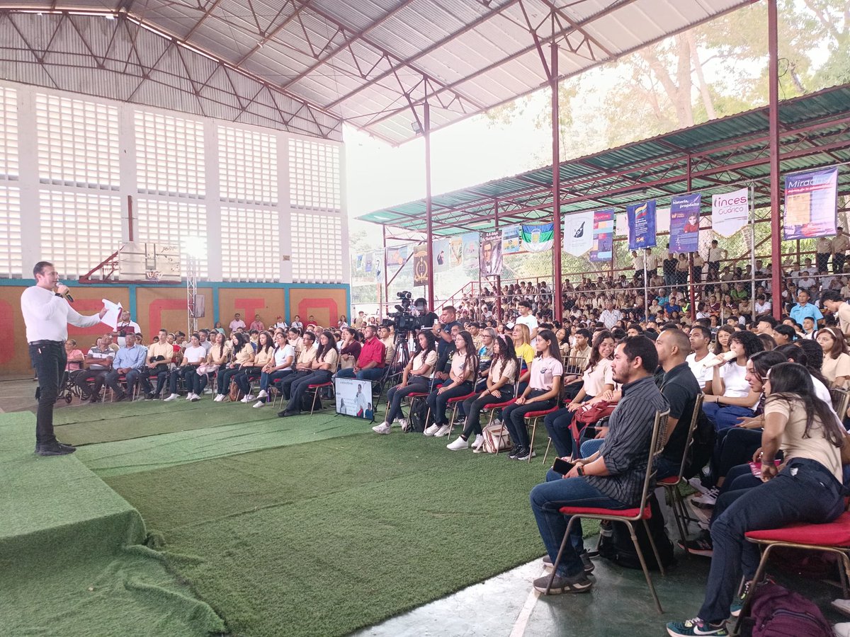 #7TEnUniónYEsfuerzo
Siguiendo las Políticas educativas del Pdte. <a href="/NicolasMaduro/">Nicolás Maduro</a> hoy se inició en el Mcpio. Roscio de esta entidad guariqueña, el Concurso Interliceos "La Regata de Fragata", donde participan estudiantes de educación media general y media técnica. #mppeducacion