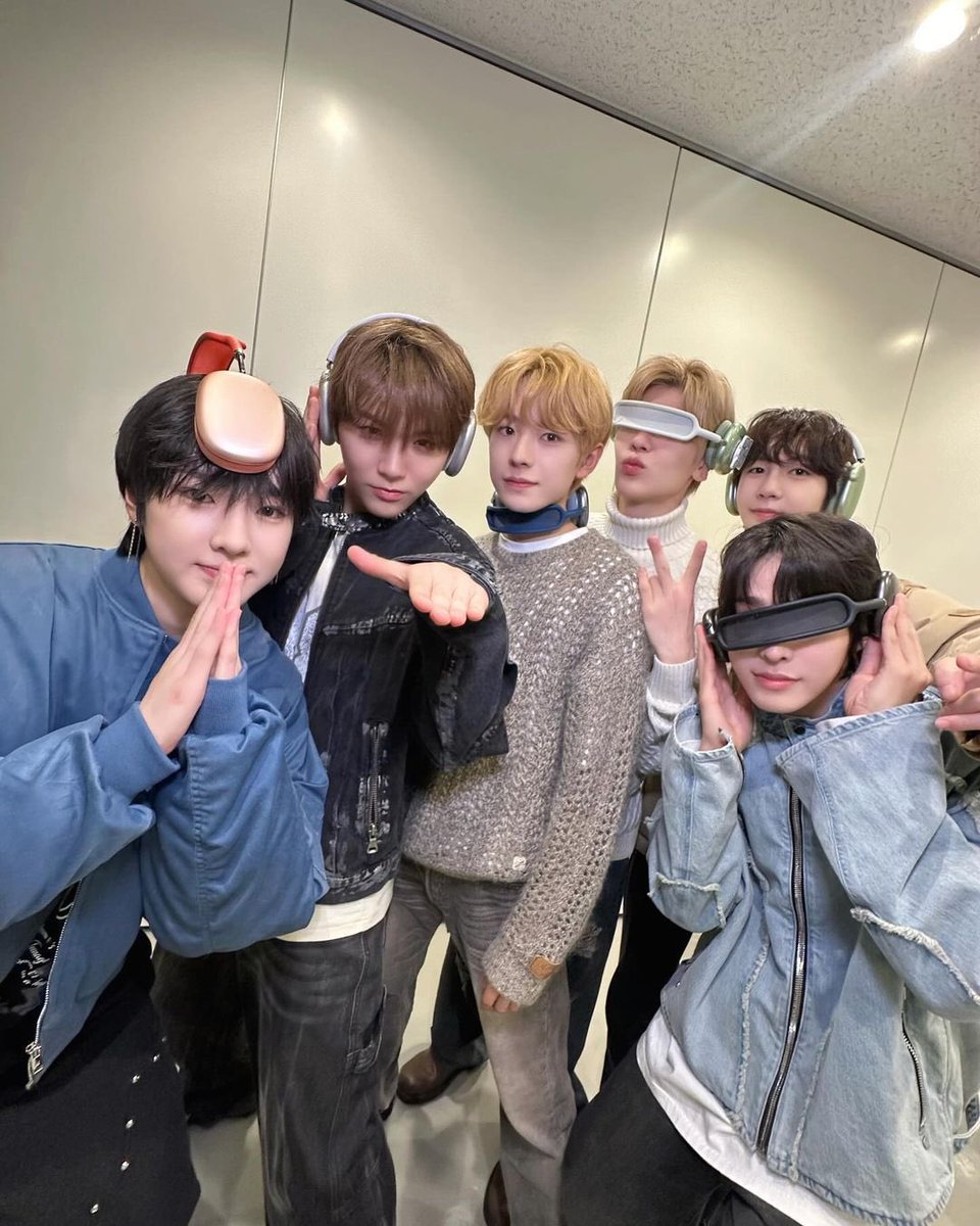 onri2yu's tweet photo. the airpod max they were using was a debut gift which turned out to be from BoA sunbaenim 🥹

why did you guys wear it like that 😭😂 https://t.co/HSUi8nC06E