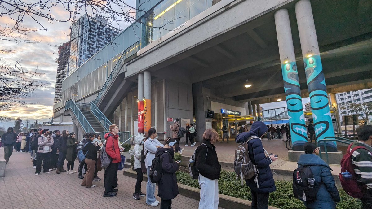 DailyHiveVan's tweet photo. There are major delays for commuters in #Surrey as the #ExpoLine is not running between King George and Scott Road because of a "track intrusion alarm." Read more here: https://t.co/Y5ZoUqa5pG https://t.co/qs2era7MKN