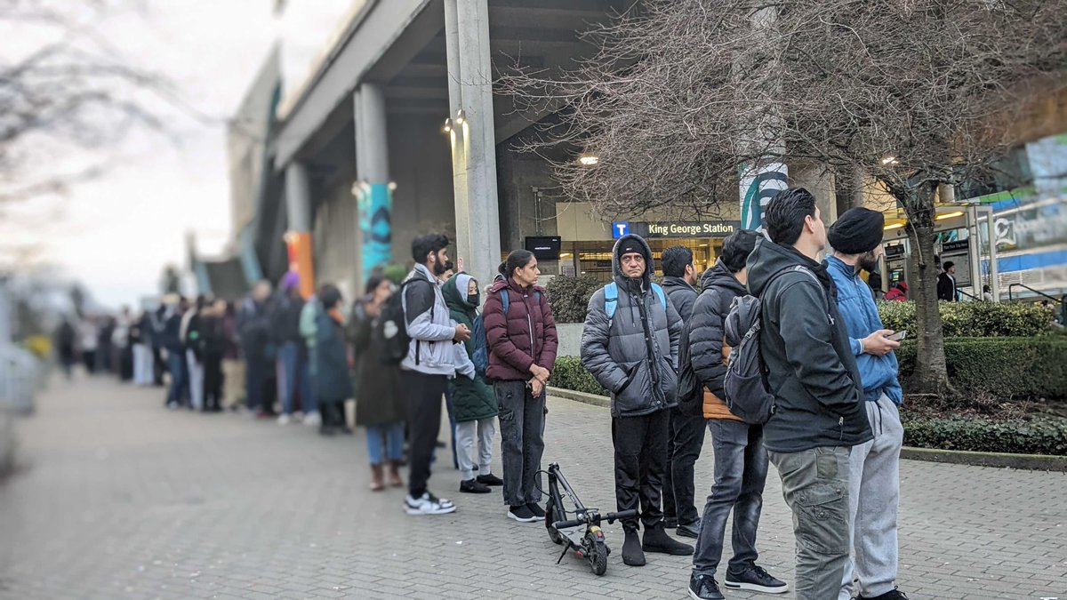DailyHiveVan's tweet photo. There are major delays for commuters in #Surrey as the #ExpoLine is not running between King George and Scott Road because of a "track intrusion alarm." Read more here: https://t.co/Y5ZoUqa5pG https://t.co/qs2era7MKN