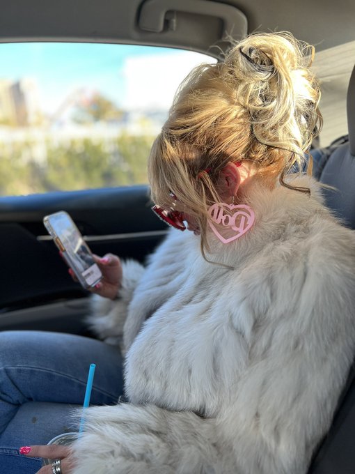 Mob Wife + Barbie aesthetic  💖 https://t.co/b5SoJq6Pff