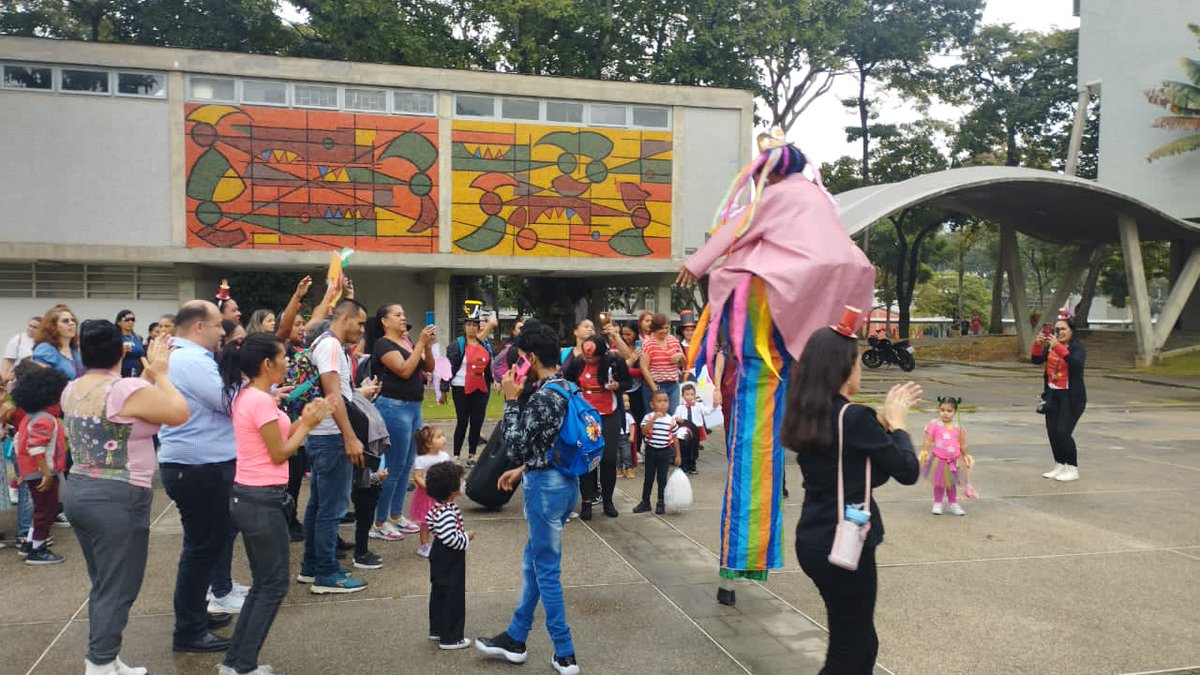 #07feb | Comienza el grito de carnaval organizada por @DirCulturaUCV en conjunto con la Escuela 'José María Bianco' y Maternal Negra Matea en la Plaza Cubierta del Rectorado de la #UCV